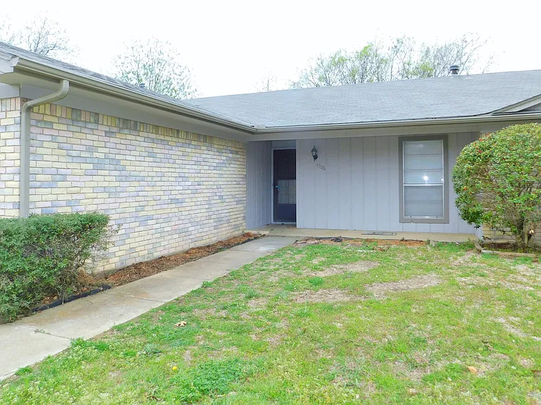 1706 Wisteria St — Photo 3