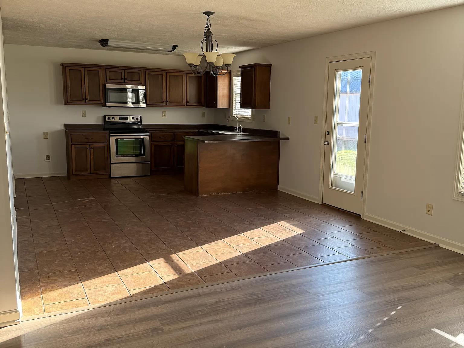 3 bed, 1300 sqft, $1,650 — Photo 3