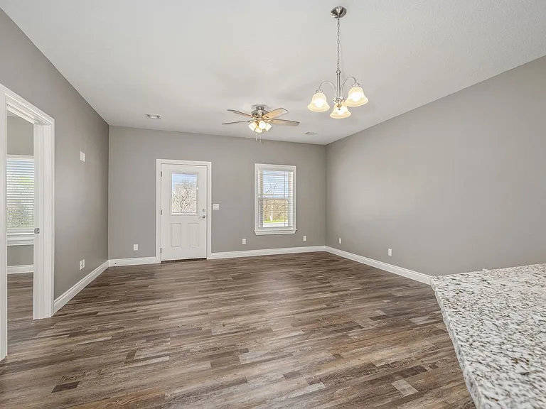 566 Pineview St — Photo 3