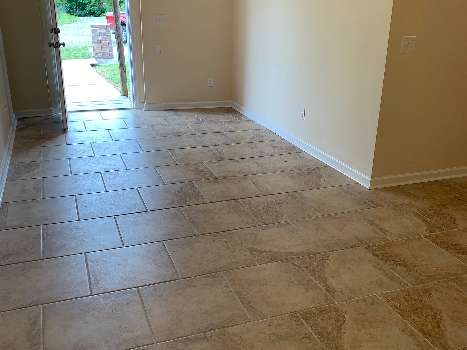2 bed, 750 sqft, $1,050 — Photo 3