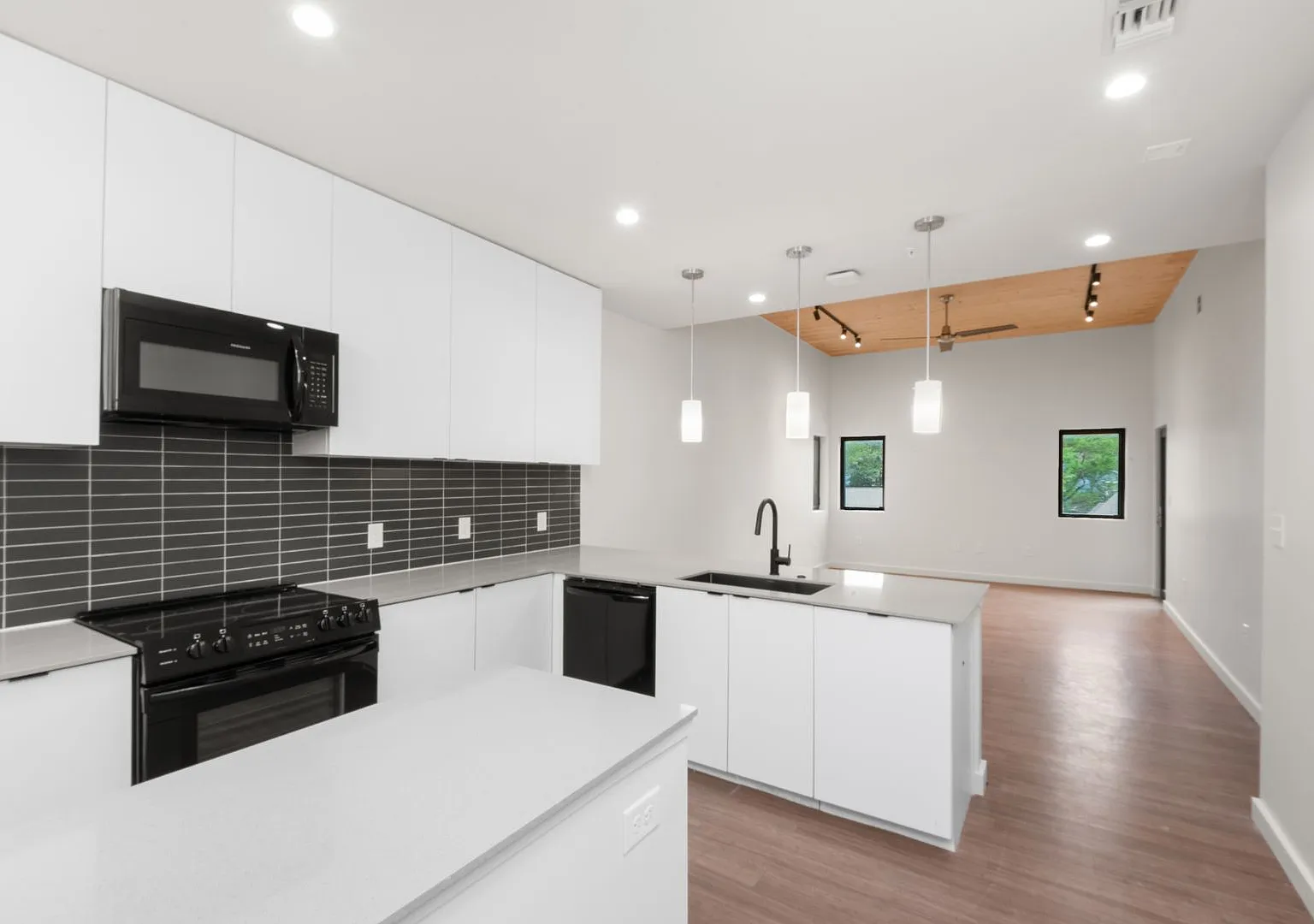 Nova Austin — Photo 1