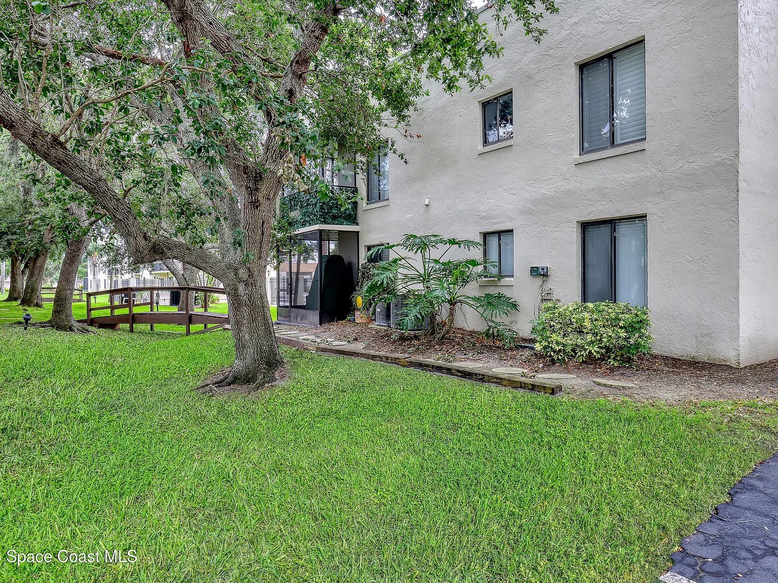 2 bed, 2.0 bath, 1023 sqft, $2,500 — Photo 2