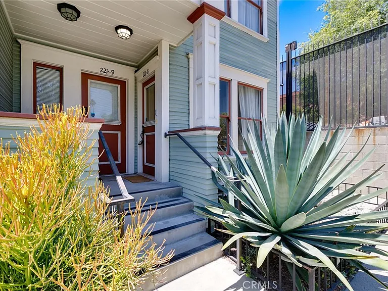 221 N Raymond Ave #8 — Photo 3