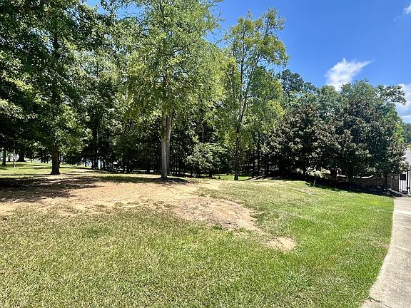 3rd image of 124 Sassafras Blvd