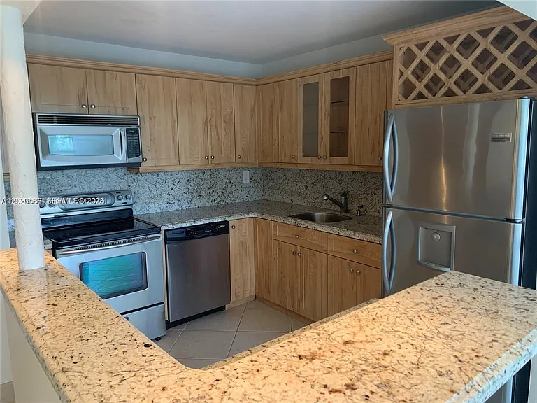 2731 Taft St #311 — Photo 5