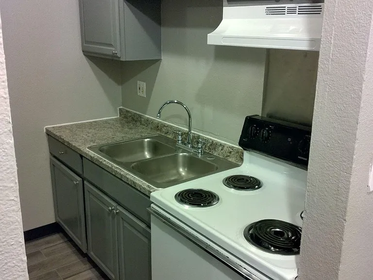 1425 N Yosemite St #11 — Photo 2