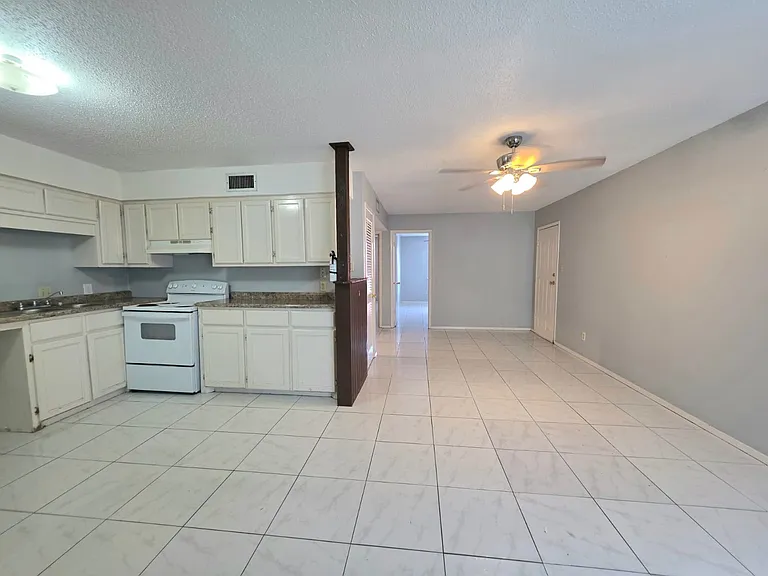 2421 Vine Ave #C — Photo 3
