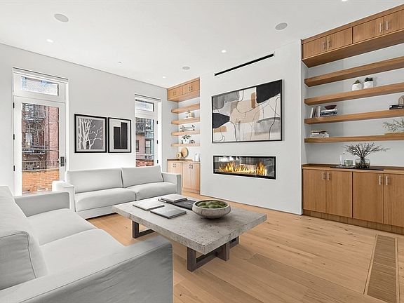 4th image of 126 Marlborough St