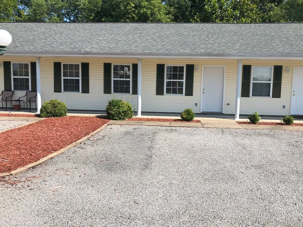 607 Old Creal Springs Apt C — Photo 4