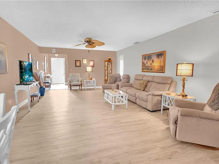 1251 Broadwater Dr — Photo 1