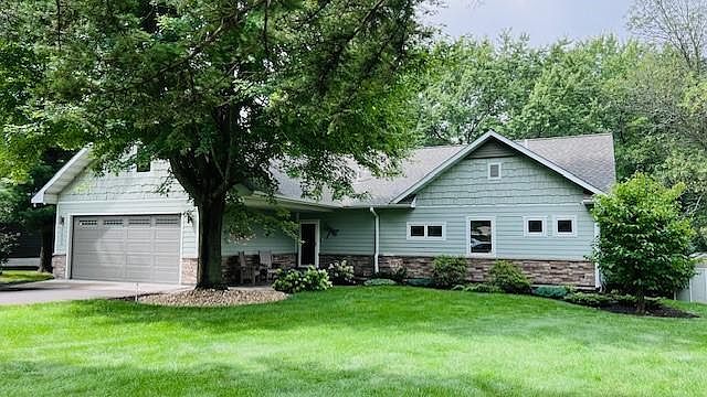 1st image of 1005 Peony Ln N
