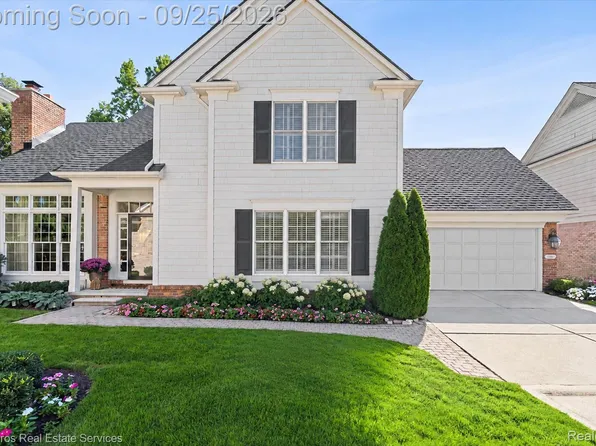 936 Lochmoor Pl, Grosse Pointe, MI 48236