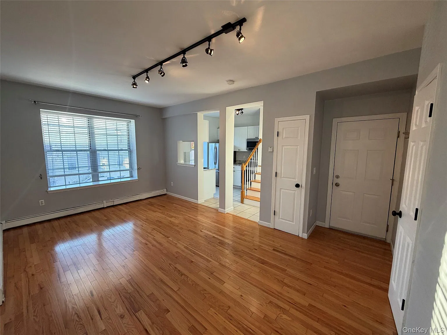 3 bed, 1.0 bath, 1185 sqft, $2,350 — Photo 4