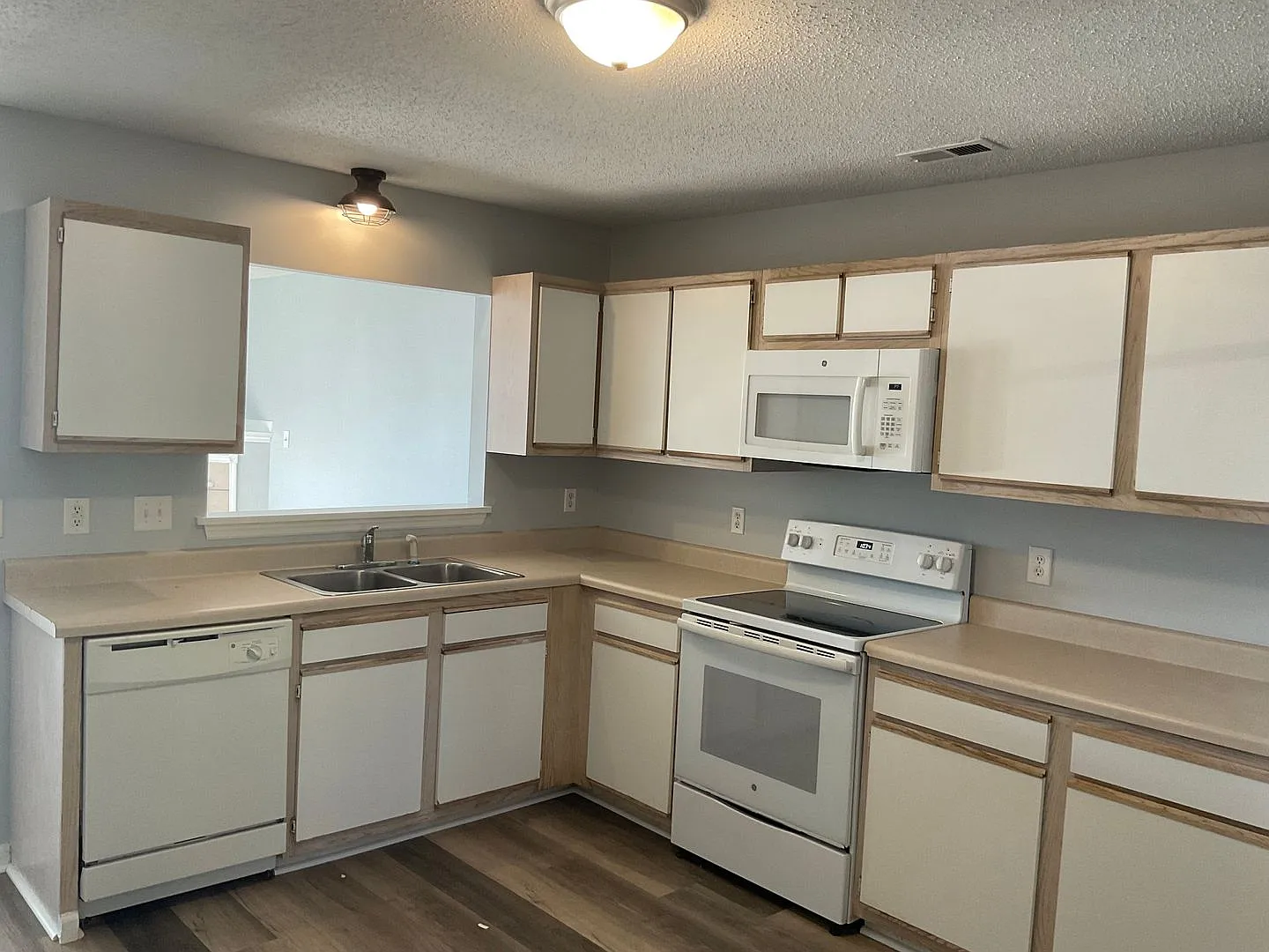 Delightful 2 bedroom 2 1/2 bath town home that is centrally located! Just minutes to Camp Lejeune... — Photo 4