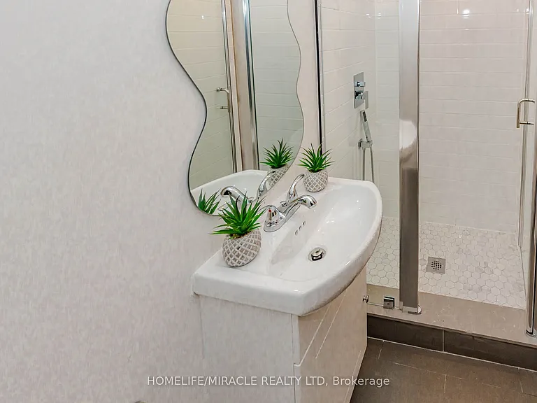 563 Taplow Cres — Photo 22