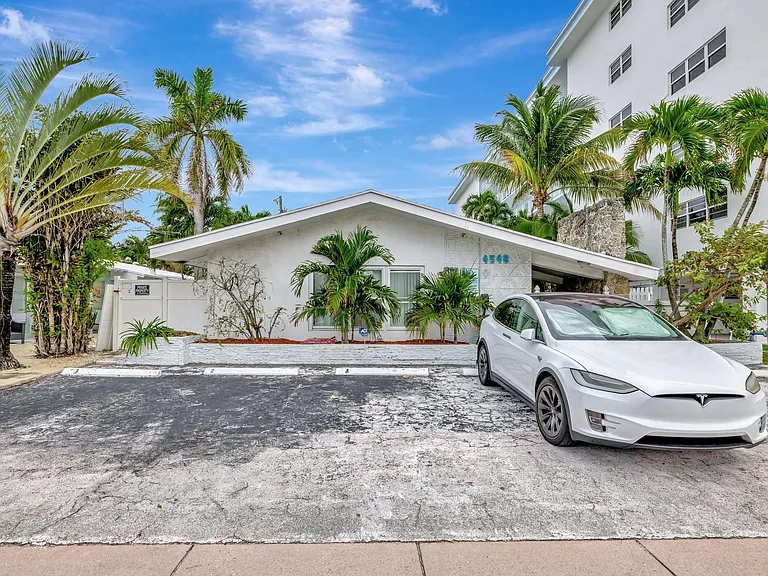 4548 N Ocean Dr #3 — Photo 3