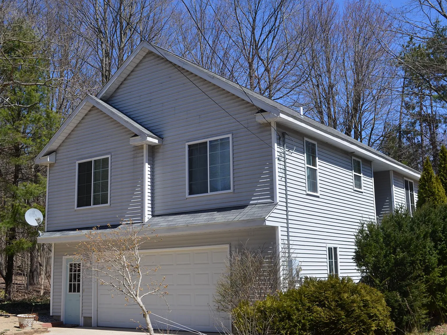 3342 Lakeshore Drive N — Photo 1