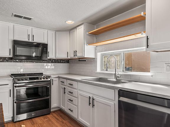 3rd image of 13110 Candelaria Rd NE