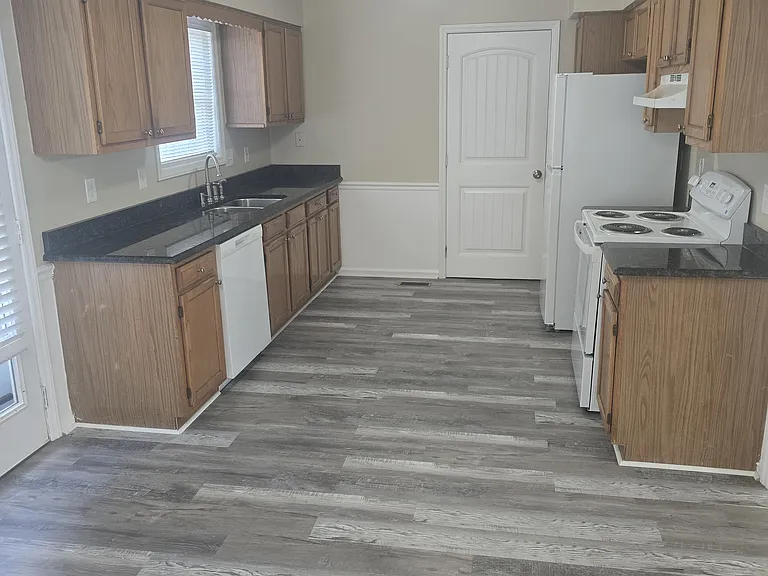 652 Connors Cv — Photo 22