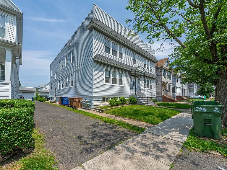 210 W Price St — Photo 16