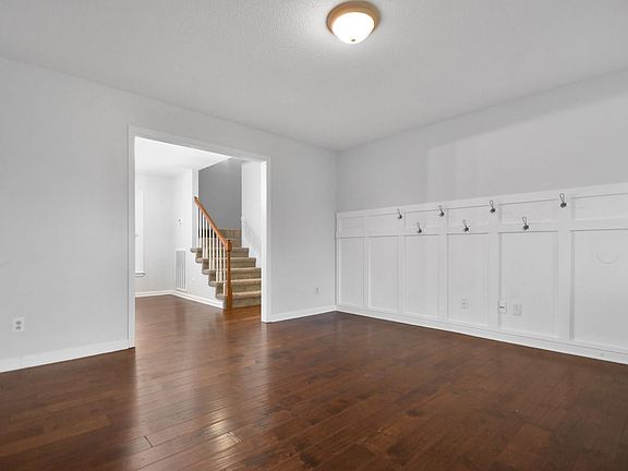 3rd image of 912 Tudor Ln