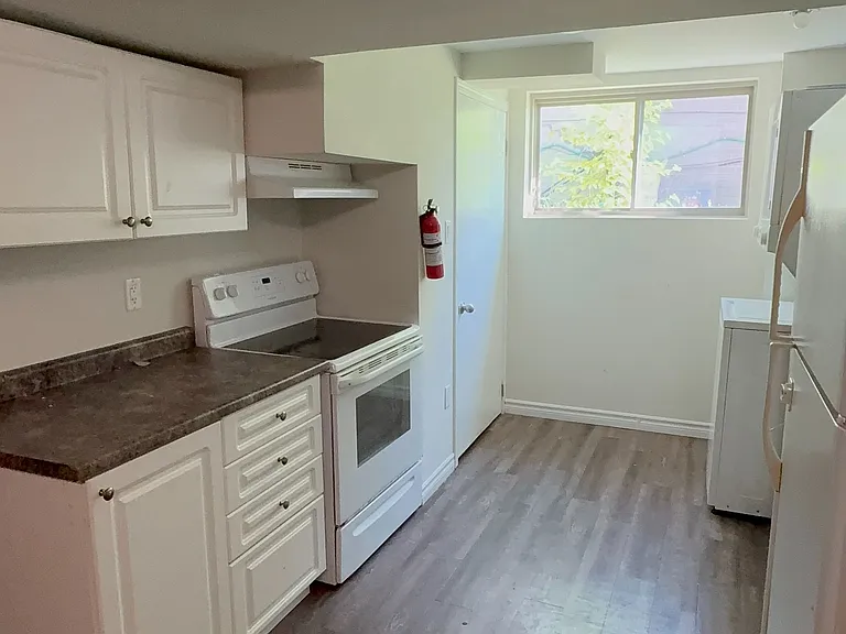 76 Bernick Dr #LOWER — Photo 7
