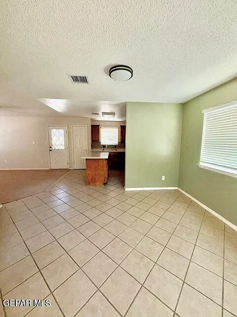 3 bed, 2.5 bath, 1690 sqft, $1,670 — Photo 4
