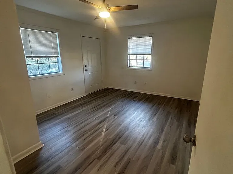 330 Meadowbrook Ln — Photo 6