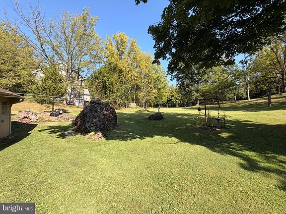 4th image of 451 W Neversink Rd