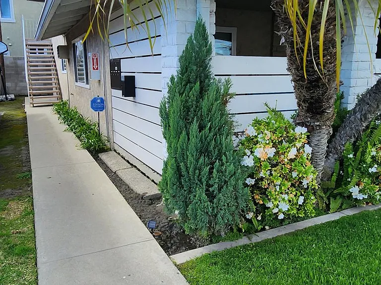 11051 Bloomfield St #D — Photo 5