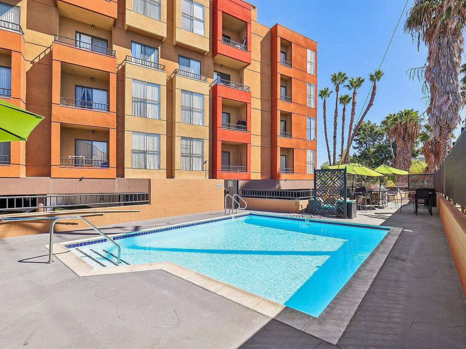 Diplomat Apartments — Photo 3