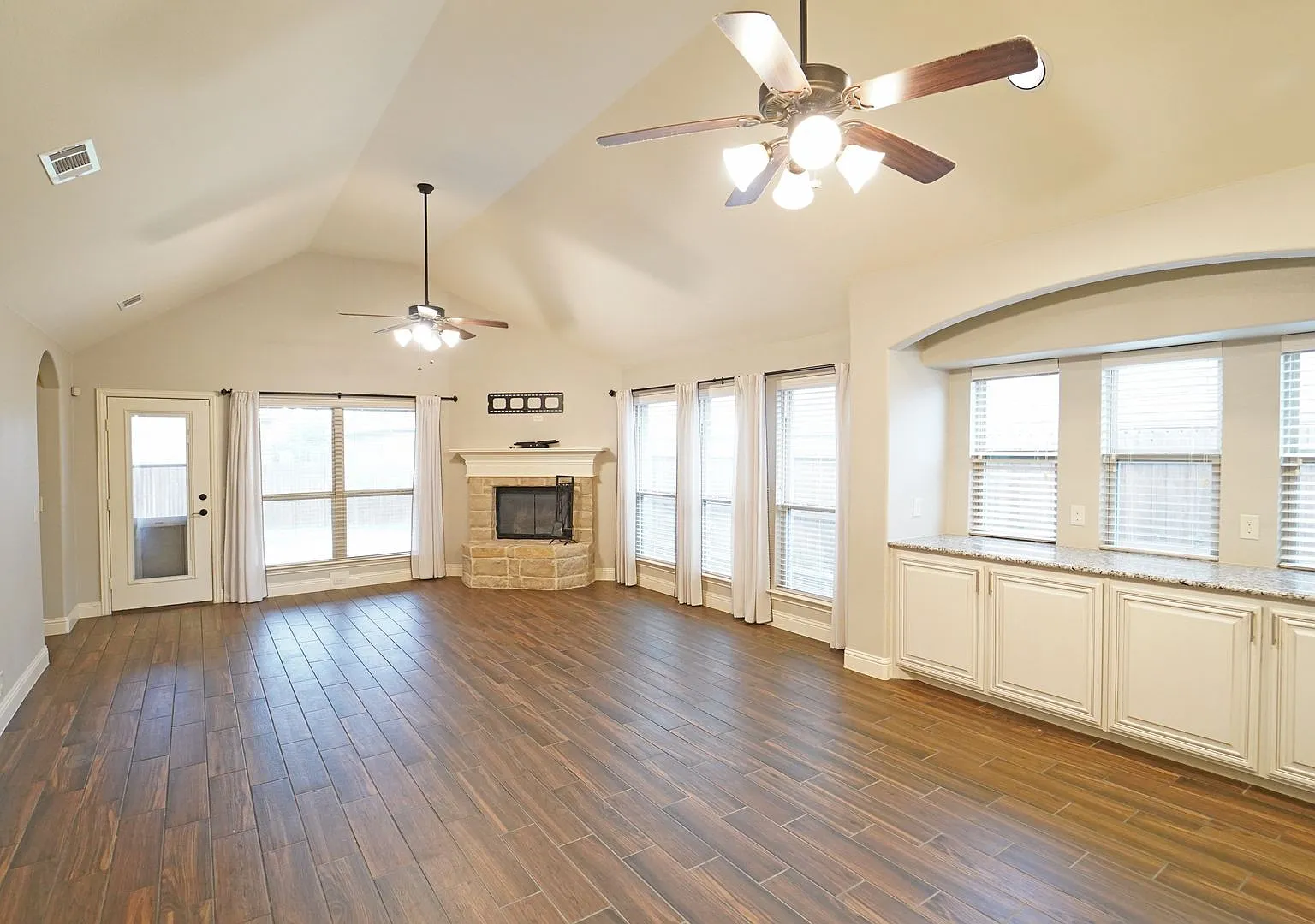 For Lease In Aledo Isd! Beautiful 3,000+ Sf Brick Home With 4 Bedrooms, 3 Bathrooms Plus An Offic... — Photo 2