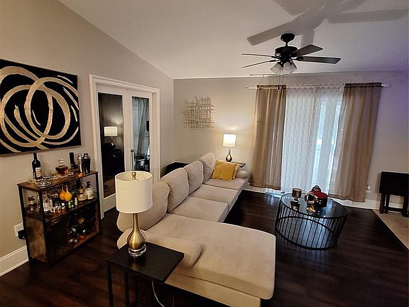 3rd image of 2425 Augusta Dr APT 4