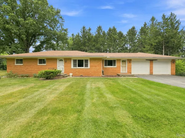 25 E Oakwood Rd, Oxford, MI 48371
