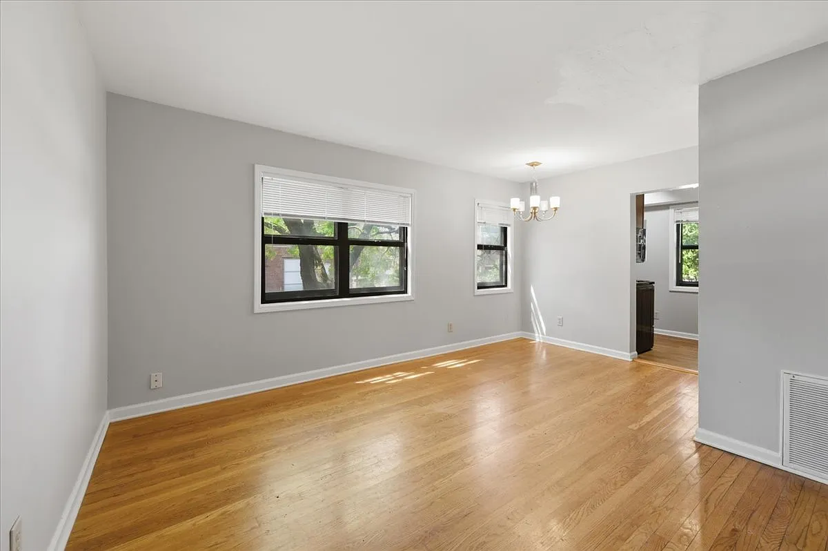 2 bed, 700 sqft, $1,075 — Photo 1
