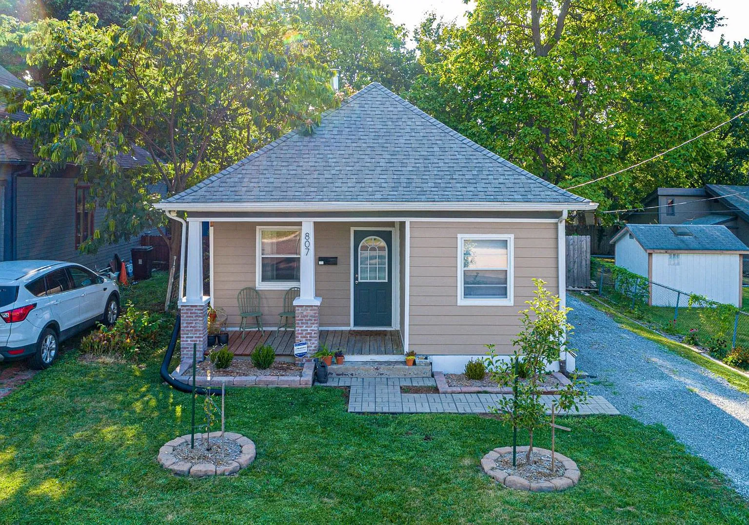 Darling 3 Bed 1 Bath Home — Photo 3