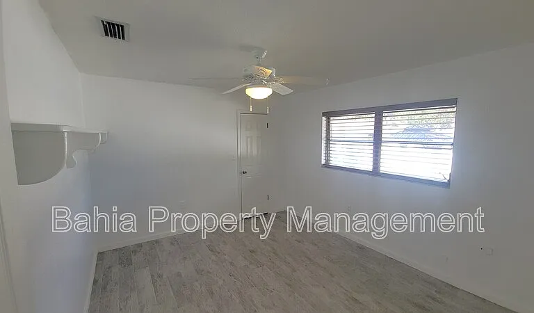 215 Meadowcross Dr — Photo 12