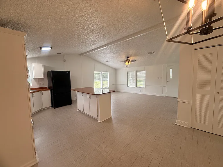 1051 Hawthorn St — Photo 17
