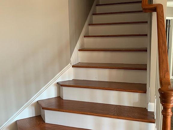 Hardwood stairs to bonus and 4th bedroom and full bath up
