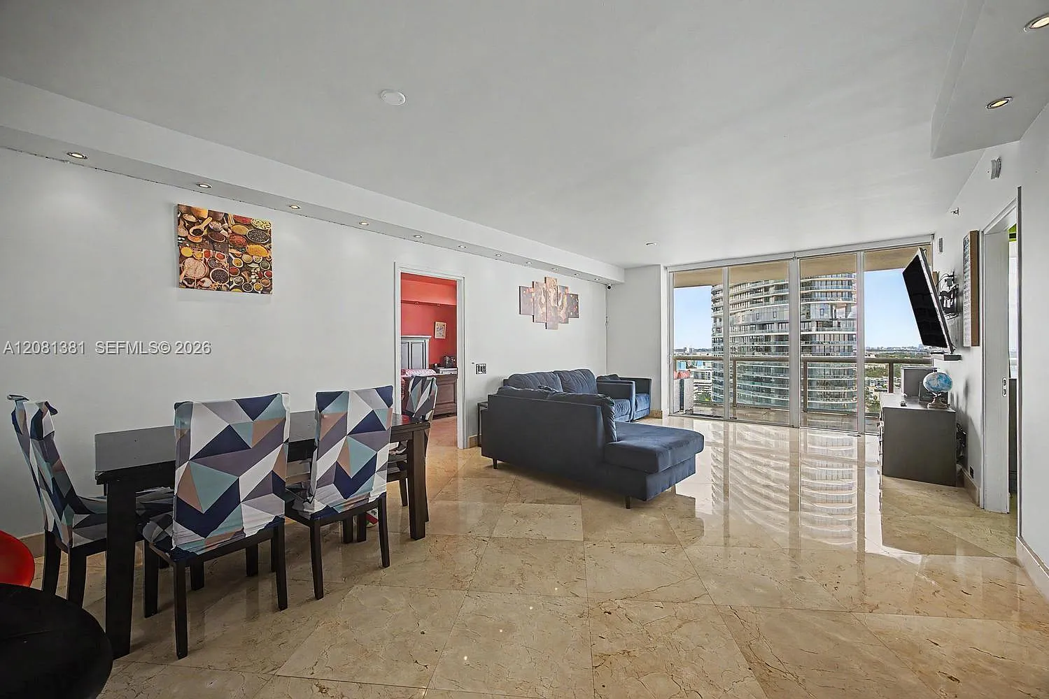 Icon Condo — Photo 4