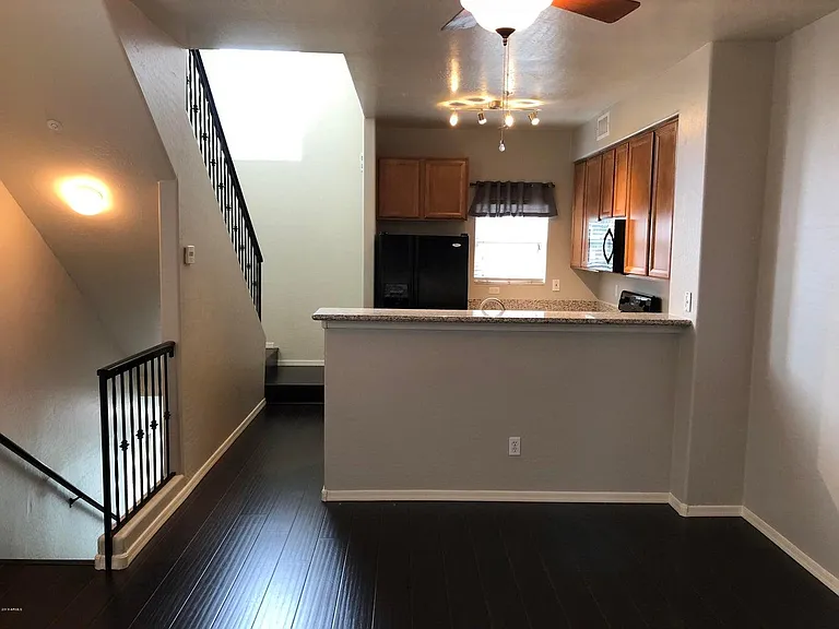 165 W Laurel Ct — Photo 2