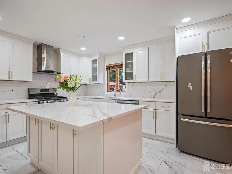 16 London Dr — Photo 10