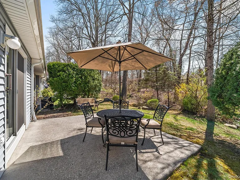 164 Carriage Ct #B — Photo 31