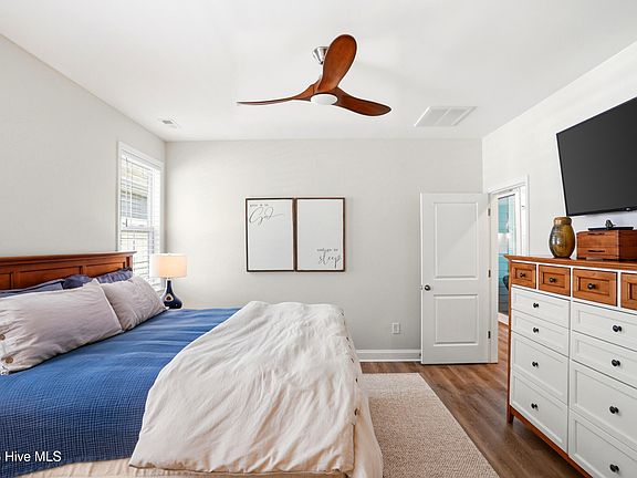 5th image of 838 Wharton Avenue