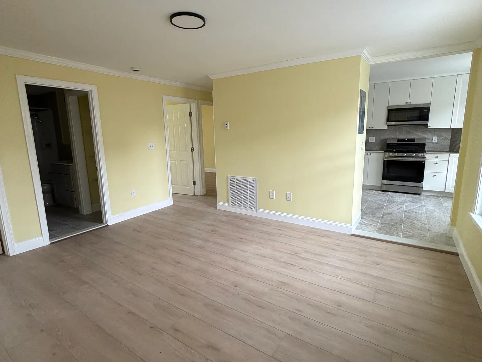 3 bed, 1100 sqft, $2,050 — Photo 3
