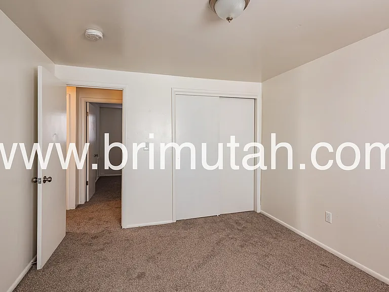 410 E Welby Ave — Photo 10