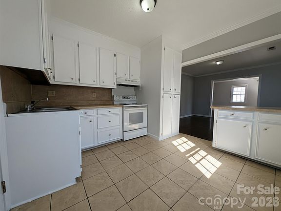 5th image of 118 Brown St