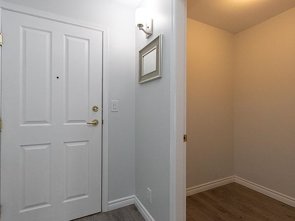 3rd image of 5650 Oak St #208
