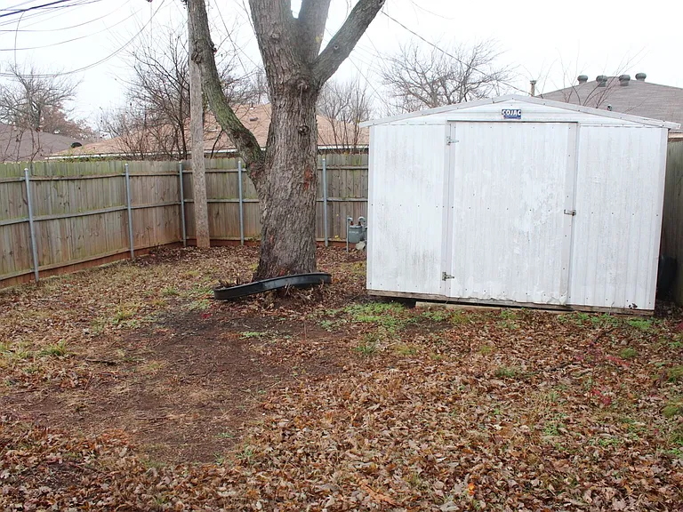 4033 Locust Dr — Photo 13
