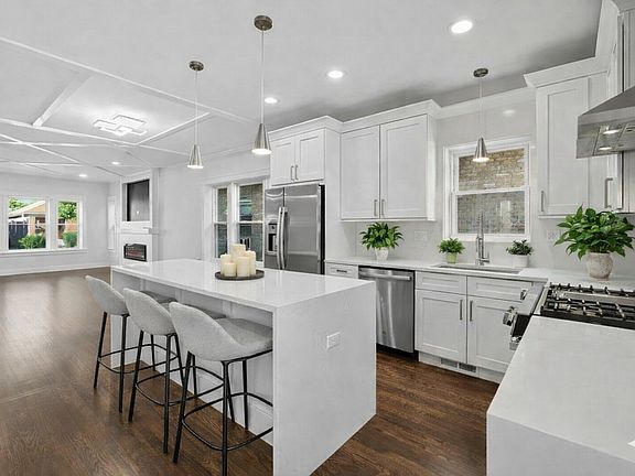 3rd image of 4204 N Oriole Ave